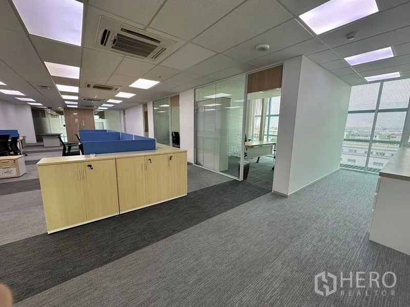 办公空间 出租 - 开放工区，隔断座位、玻璃隔间与城市景观。