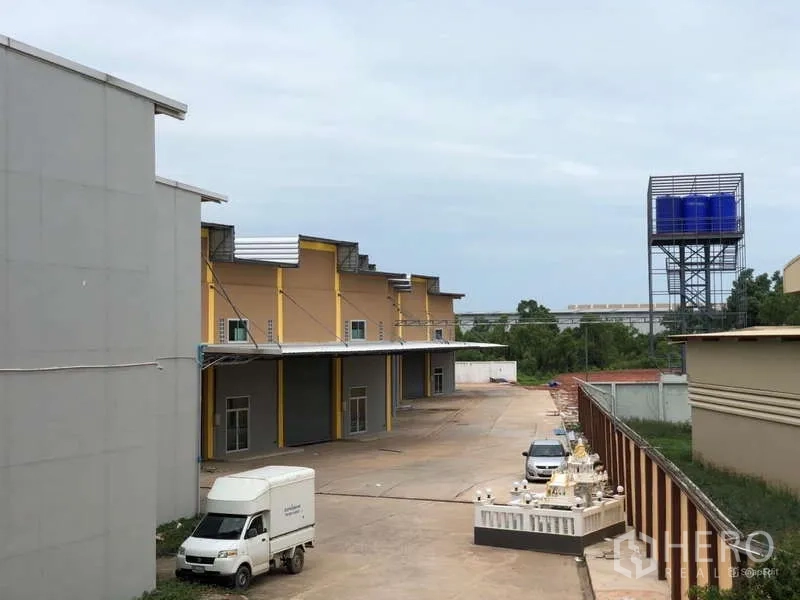 โรงงาน ให้เช่าในMueang Samut Sakhon, Samut Sakhon - ลานถนนภายในโครงการโรงงาน มีที่จอดรถ หอถังน้ำ และโกดังหลายยูนิต