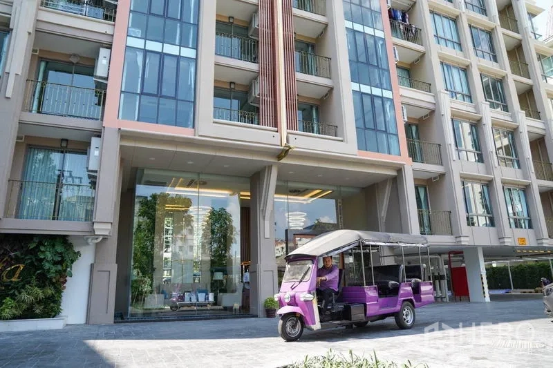 公寓 出售在Huai Khwang, Bangkok - Huai Khwang公寓入口与立面，玻璃大堂配园区嘟嘟车接驳。