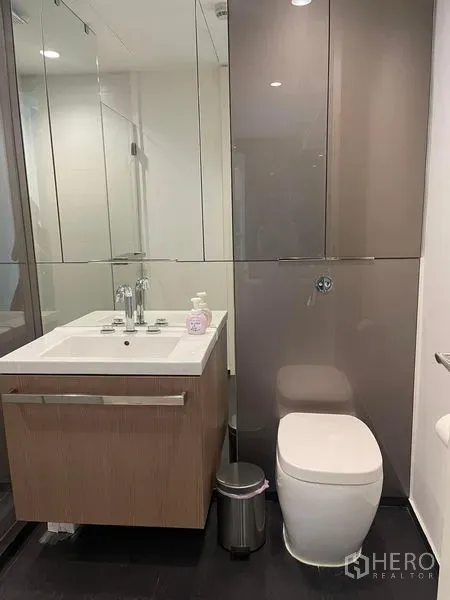 公寓 出租在Pathum Wan, Bangkok - 当代风格洗手台、镜柜与坐便器