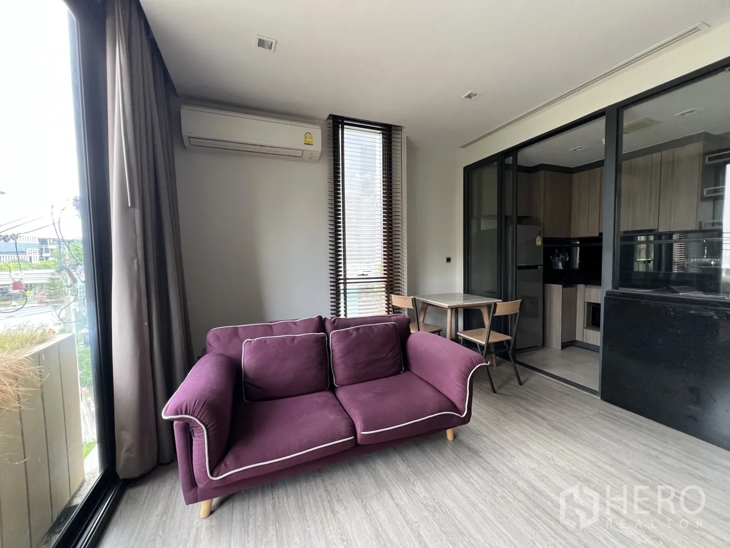 คอนโด for rent in Watthana, Bangkok - พื้นที่นั่งเล่นติดครัวกระจก มองออกไปยังหน้าต่างบานใหญ่