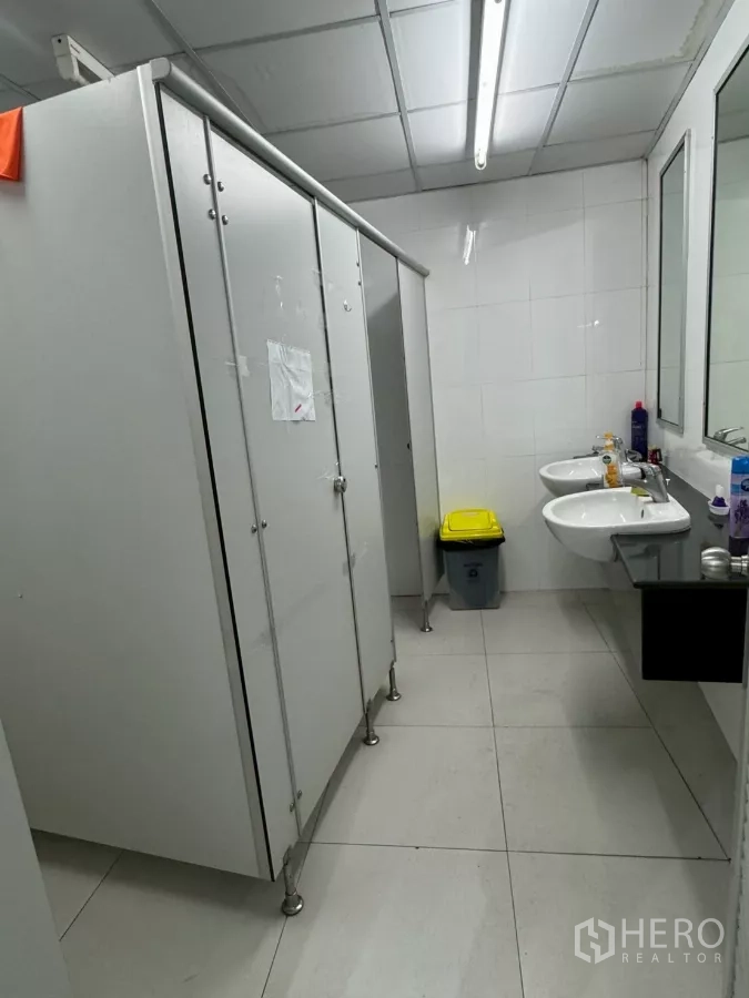 店屋 出租在Samphanthawong, Bangkok - 多隔间卫生间，配双洗手盆。
