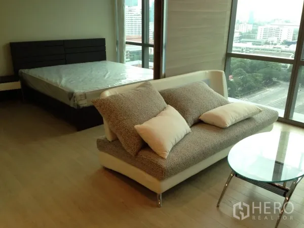 คอนโด ให้เช่าในWatthana, Bangkok - มุมนั่งเล่นข้างเตียงใกล้หน้าต่างมุมกระจก มองเห็นวิวเมืองกรุงเทพฯ