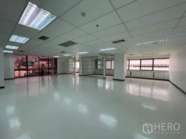 สำนักงาน ให้เช่าในBang Rak, Bangkok - โถงสำนักงานกว้าง มีหน้าต่างหลายบานและชั้นกั้นพื้นที่