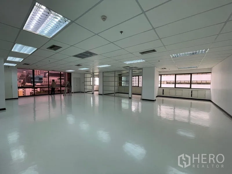 办公空间 出租在Bang Rak, Bangkok - 开阔的办公空间，多扇窗与搁架隔断