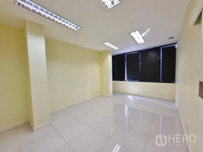店屋 出租在Watthana, Bangkok - 明亮办公房，日光灯与黑色百叶窗。