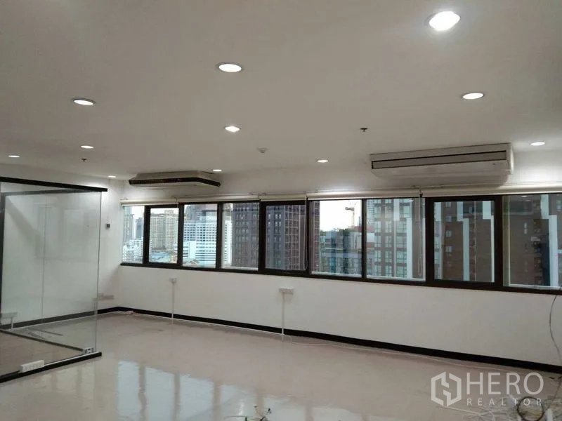 สำนักงาน ให้เช่าในWatthana, Bangkok - แถวหน้าต่างบานใหญ่พร้อมวิวสกายไลน์และแอร์แขวนผนังในสำนักงานสว่าง