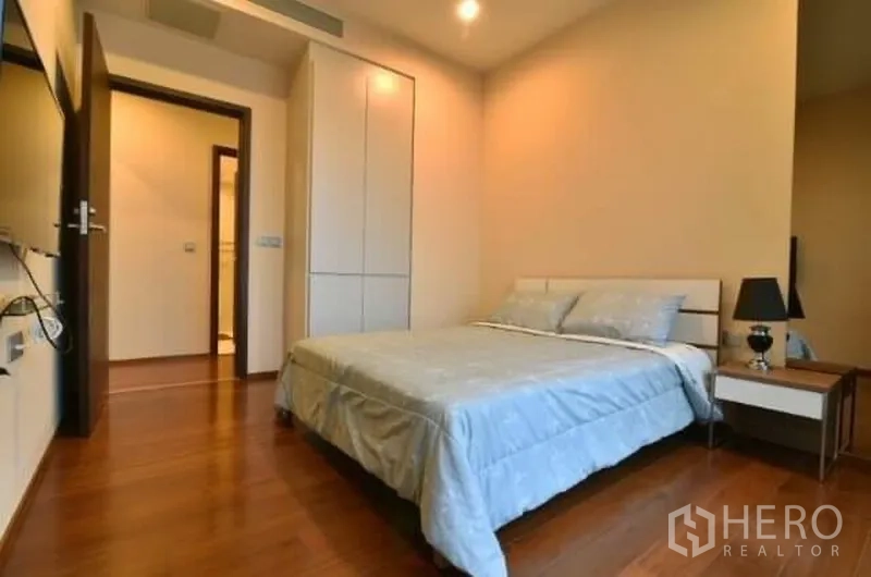 คอนโด ให้เช่าในWatthana, Bangkok - ห้องนอนอบอุ่น เตียงคู่ ตู้เสื้อผ้าบิลท์อิน และพื้นไม้