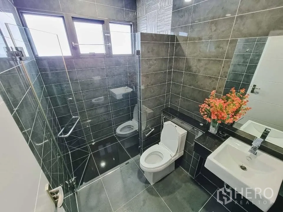 独栋房屋 for rent or sale in Bang Phli, Samut Prakan - 灰色瓷砖卫浴，玻璃干湿分离淋浴间与现代洁具。