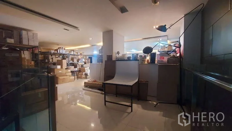 พื้นที่ขายปลีก ให้เช่าในWatthana, Bangkok - โซนสต๊อกสินค้าหลังบ้าน มีเก็บกล่องจำนวนมากและพื้นเงา