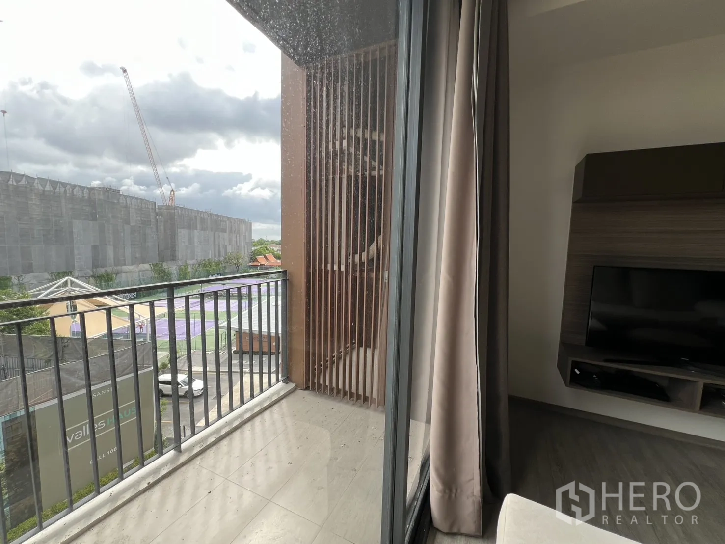คอนโด for rent in Watthana, Bangkok - ระเบียงพร้อมราวกันตกและวิวเมือง มองผ่านประตูกระจกบานเลื่อน.