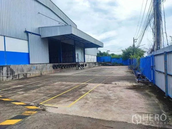 คลังสินค้า ให้เช่าในSi Racha, Chon Buri - สลิปโหลดสินค้าแบบยกพื้น มีหลังคา พร้อมลานจอดรถบรรทุกกว้างข้างโกดัง
