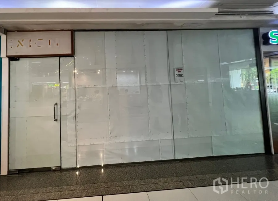 零售空间 出租 - 室内商场走廊中的空置零售铺，通高磨砂玻璃门面与玻璃门，适合做招牌展示，靠近BTS Asok。