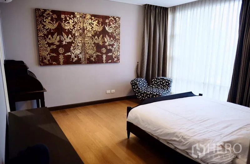 คอนโด ให้เช่าในWatthana, Bangkok - ห้องนอนหลัก พื้นไม้ หน้าต่างบานใหญ่ ผ้าม่าน และงานศิลป์ติดผนัง