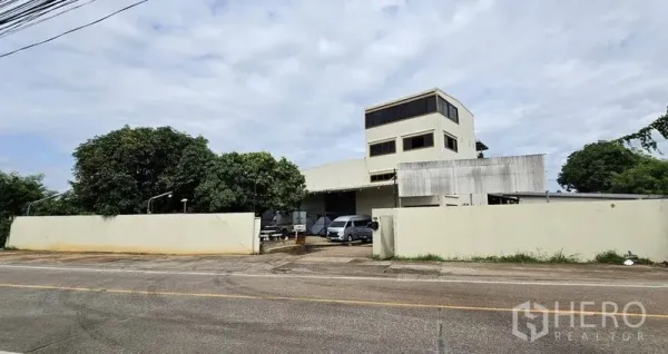 คลังสินค้า ให้เช่าในBang Kruai, Nonthaburi - มุมมองจากถนน เห็นรั้วโครงการและอาคารสำนักงานหลายชั้น