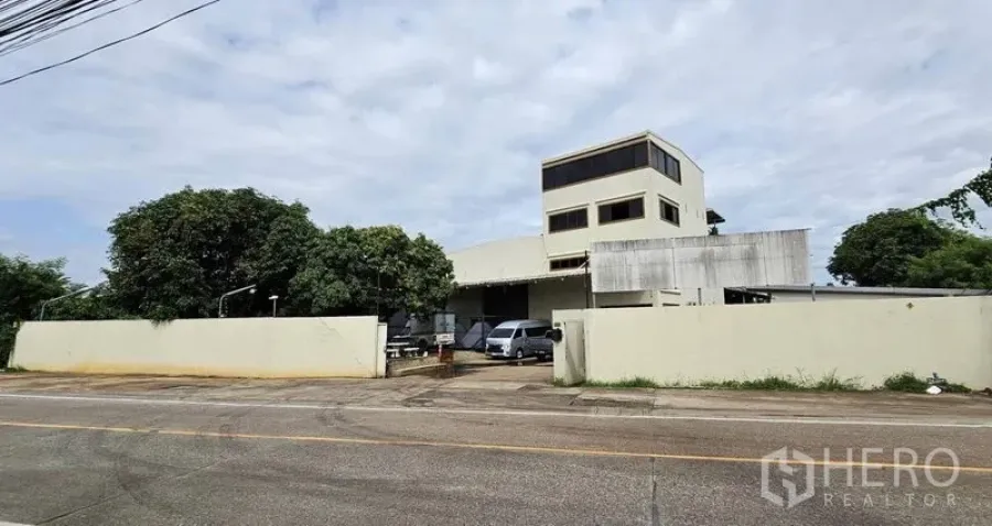 คลังสินค้า ให้เช่าในBang Kruai, Nonthaburi - มุมมองจากถนน เห็นรั้วโครงการและอาคารสำนักงานหลายชั้น