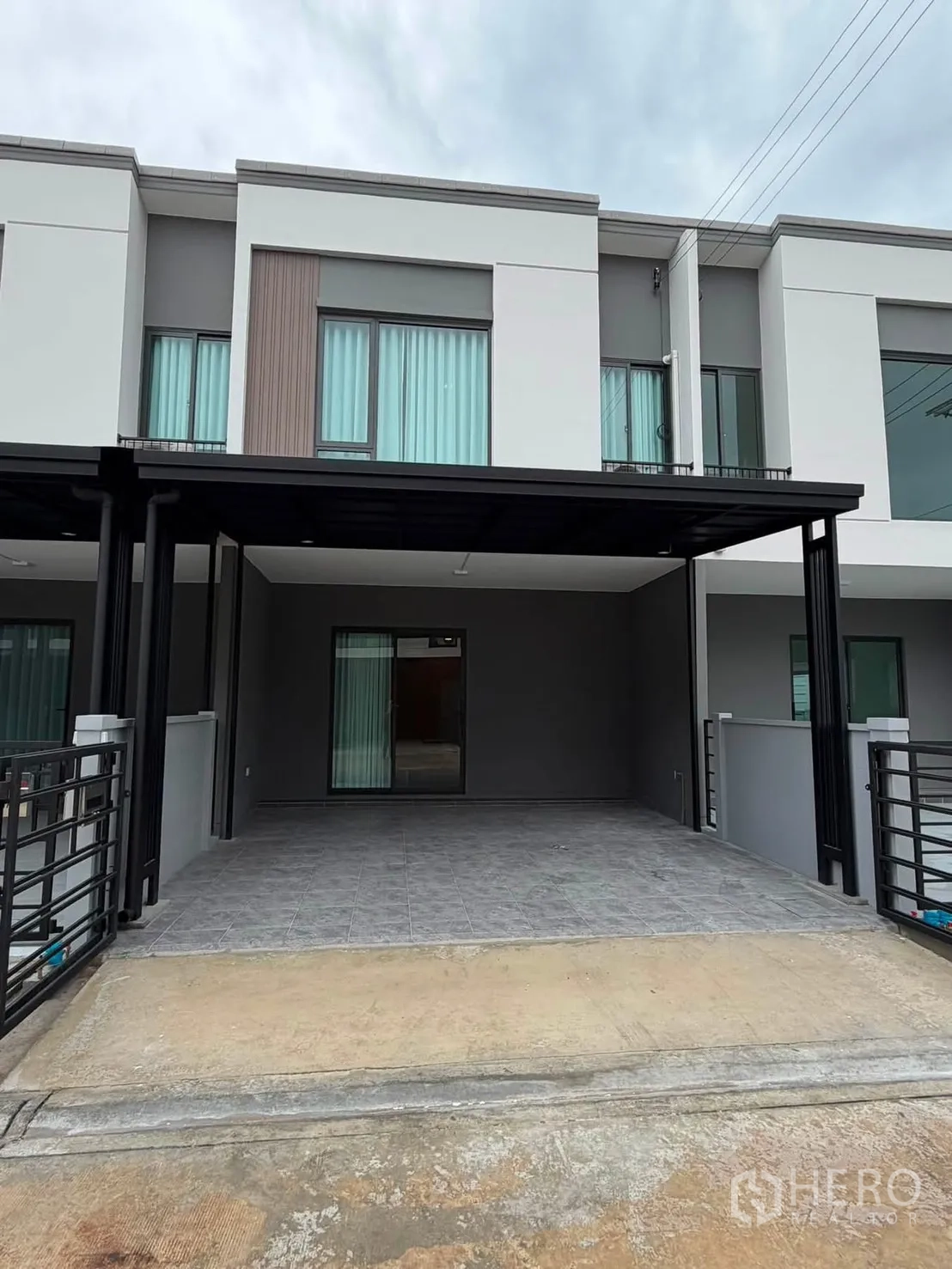 ทาวน์เฮาส์ for rent in Bang Phli, Samut Prakan - ด้านหน้าทาวน์เฮาส์ 2 ชั้น แบบโมเดิร์น พร้อมโรงจอดรถมีหลังคา