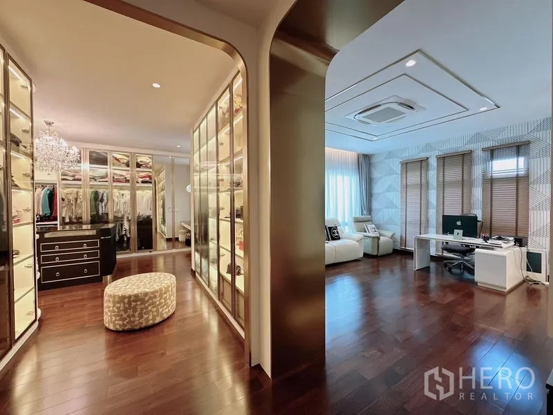 独立式住宅 出租在Lat Krabang, Bangkok - 步入式更衣室配水晶吊灯，旁接明亮的家庭办公区。