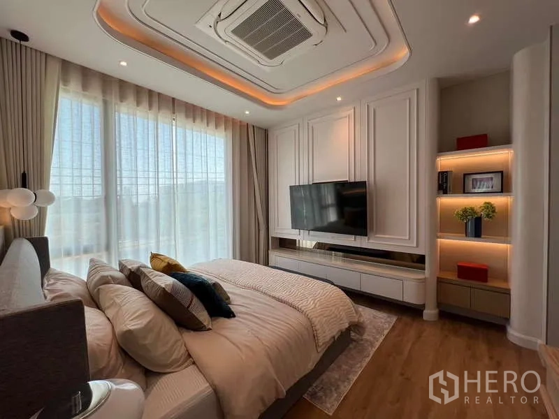 บ้าน ขายในSaphan Sung, Bangkok - ผนังทีวีบิลต์อินในห้องนอนใหญ่ พร้อมชั้นโชว์และไฟซ่อนไต้ฝ้า หน้าต่างขนาดใหญ่