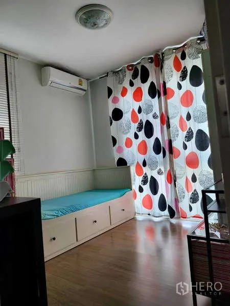 独立式住宅 出租在Lat Krabang, Bangkok - 次卧，带抽屉的日间床、图案窗帘与空调。