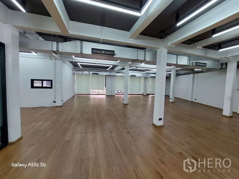 สำนักงาน ให้เช่าในKhlong Toei, Bangkok - พื้นออฟฟิศกว้าง มีหลายเสา ไฟเส้น LED และมู่ลี่กรองแสง.
