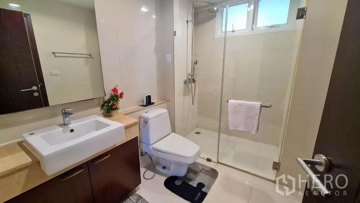 房间 出租在Watthana, Bangkok - 现代浴室，带玻璃淋浴间、台盆与中性色墙砖