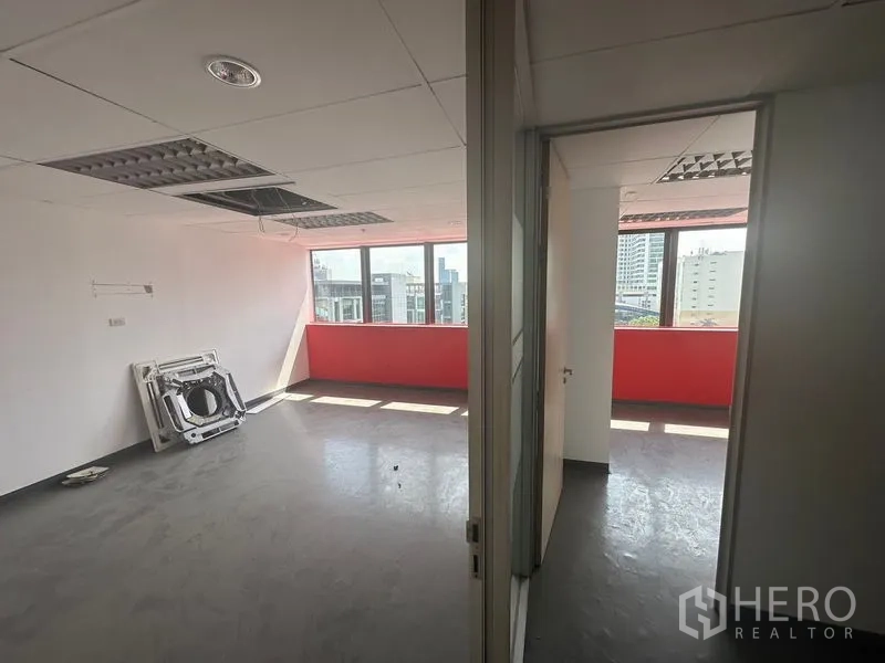 办公空间 出租在Khlong Toei, Bangkok - 相邻两间办公室，大窗与红色窗台，欣赏城市景色。