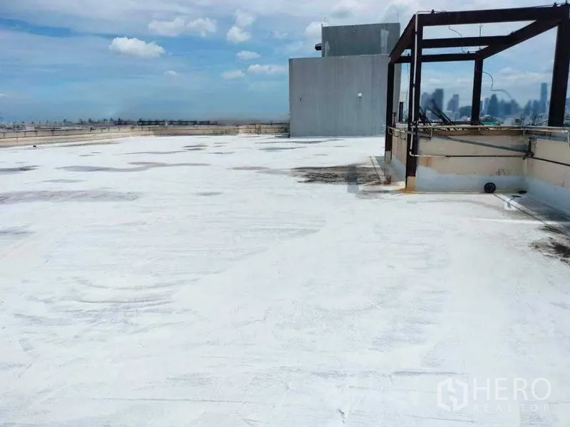 Retail Space for rent in Yan Nawa, Bangkok - Rooftop area with metal frame structure and utility lines against a city backdrop.