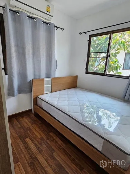 Townhouse for rent - Secondary bedroom with wood floors, window light and air conditioning.