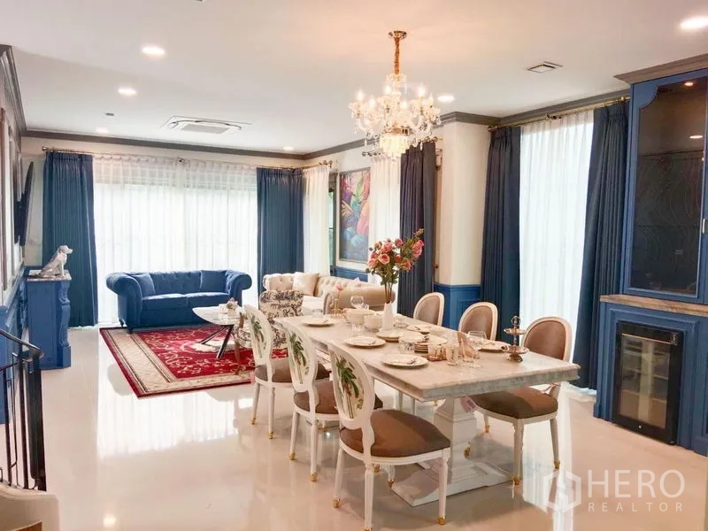 บ้าน ให้เช่าหรือขายในSaphan Sung, Bangkok - ห้องทานอาหาร โต๊ะหินอ่อนยาว โคมระย้า และหน้าต่างสูงจรดเพดาน