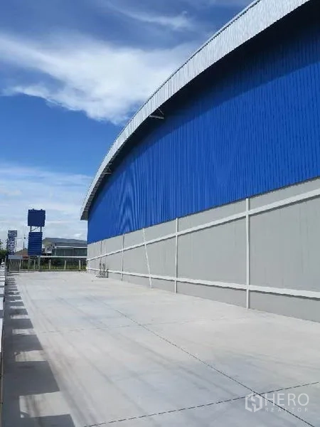 คลังสินค้า ให้เช่าในBan Bueng, Chon Buri - อาคารโกดังสมัยใหม่ ผนังสีน้ำเงิน พื้นคอนกรีตกว้างด้านนอก