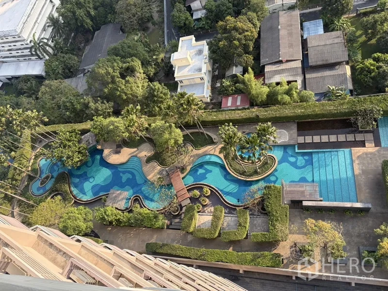公寓 for rent in Khlong San, Bangkok - 俯瞰度假风泻湖泳池，步道与修剪整齐的绿篱。