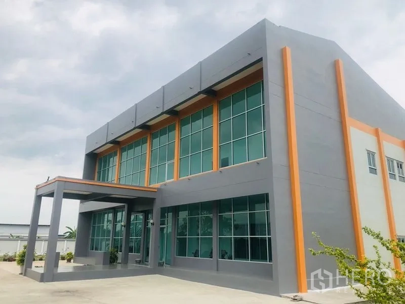 โรงงาน ขายในBang Sao Thong, Samut Prakan - มุมมองด้านหน้าของโรงงานใหม่พร้อมสำนักงานกระจกสองชั้นและคิ้วสีส้ม.