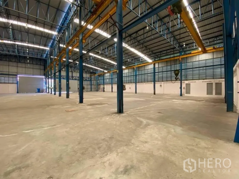 Factory for rent or sale in Bang Sao Thong, Samut Prakan - Open production hall featuring multiple steel columns, wide-span roof and installed crane runway beams.