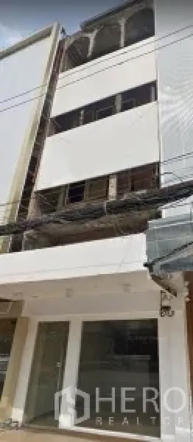 Shophouse for rent in Watthana, Bangkok - Four-storey shophouse exterior with glass storefront in Thonglor, Watthana