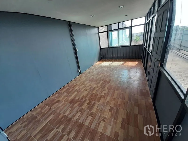 Warehouse for rent in Lam Luk Ka, Pathum Thani - Compact office room in the warehouse with wood-look tiles and large windows bringing in natural light.