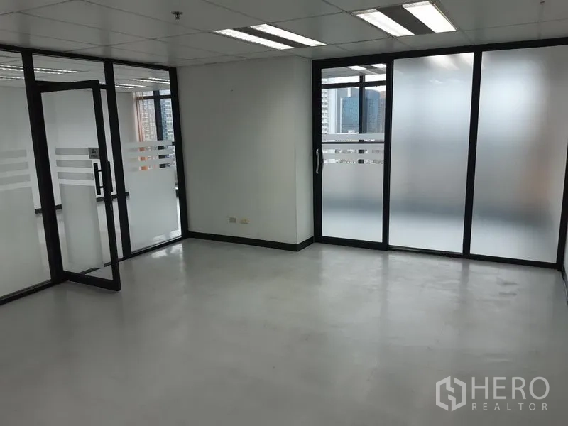 สำนักงาน ให้เช่าในWatthana, Bangkok - ห้องทำงานส่วนตัว ประตูกระจกฝ้าแบบเลื่อน รับแสงธรรมชาติ