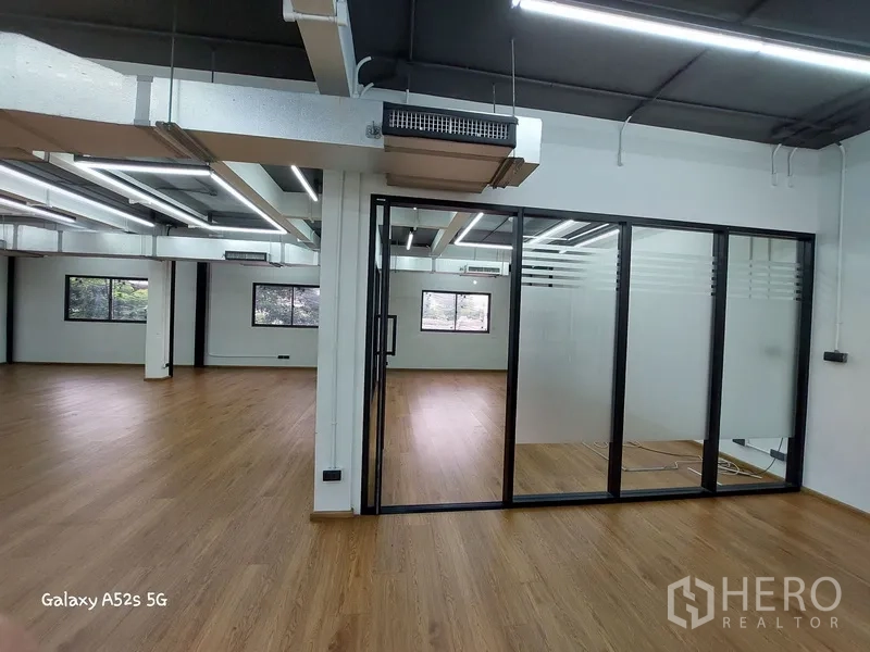 สำนักงานที่บ้าน ให้เช่าในKhlong Toei, Bangkok - พื้นที่ทำงานพร้อมห้องประชุมกั้นกระจกเต็มบาน ลายฟรอสต์