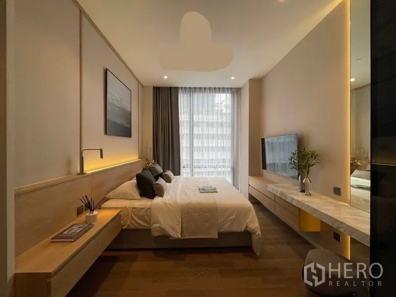 公寓 出租或出售在Pathum Wan, Bangkok - 温馨卧室，带内嵌灯带的床头、壁挂电视与整面落地窗。