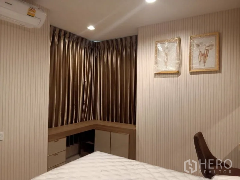 公寓 出租在Pathum Wan, Bangkok - 温馨卧室，L形书桌、金色窗帘与内置收纳。