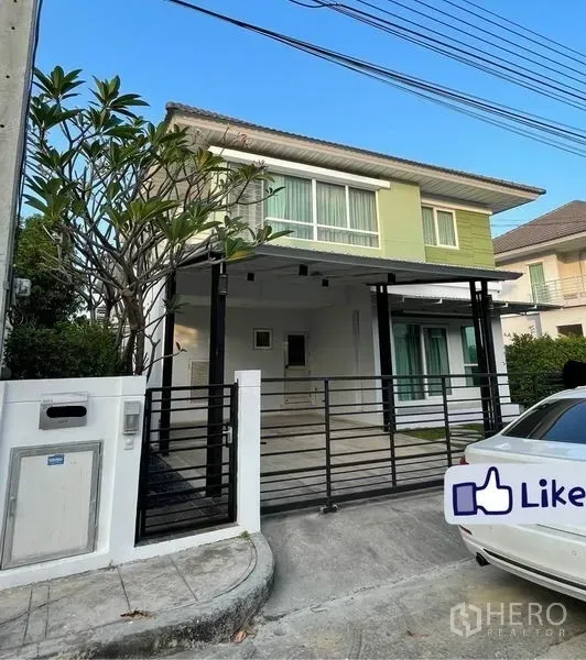Detached House for sale in Khlong Toei, Bangkok - Two-storey detached house with gated carport and sliding metal gate in Khlong Toei.