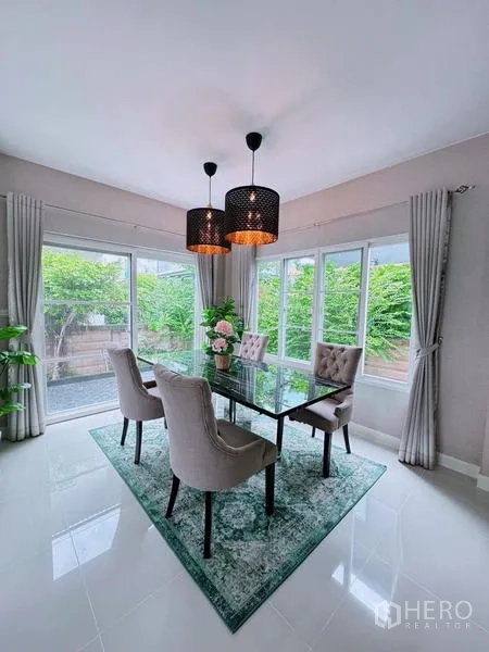 บ้าน ให้เช่าในPrawet, Bangkok - มุมรับประทานอาหาร โต๊ะกระจก เก้าอี้บุผ้า โคมไฟแขวน ใกล้หน้าต่าง