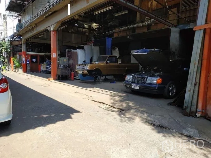 คลังสินค้า ให้เช่าในYan Nawa, Bangkok - ด้านหน้าโกดังติดถนนซอย ช่องเปิดกว้าง เหมาะสำหรับขนถ่ายสินค้าและซ่อมรถ