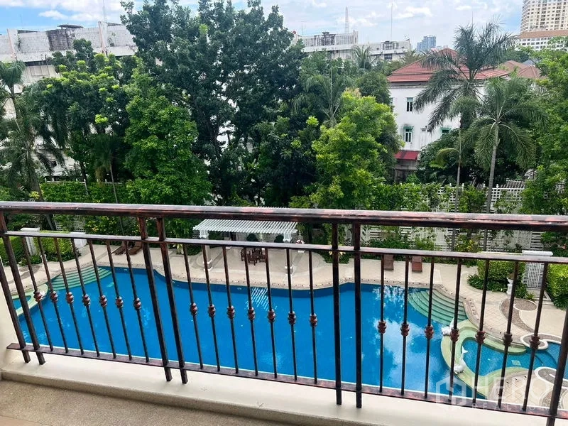 公寓 出租在Sathon, Bangkok - 阳台远眺度假风泳池与热带花园