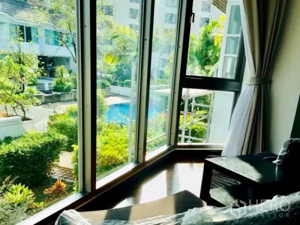 联排别墅 出租或出售在Khlong Toei, Bangkok - 转角落地窗，可俯瞰花园与公共游泳池。
