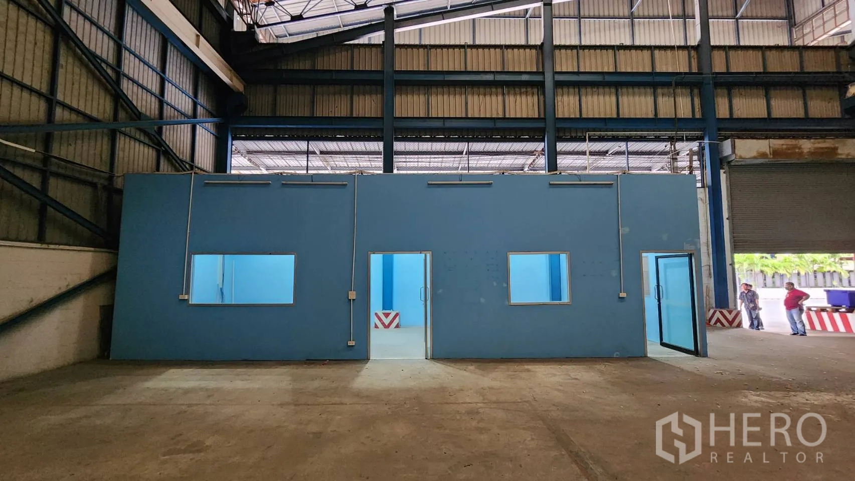 货栈 出租在Mueang Samut Prakan, Samut Prakan - 仓库内自建蓝色办公区，带玻璃门与窗