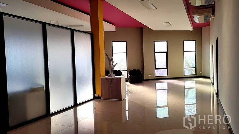 โรงงาน ขายในSaphan Sung, Bangkok - โถงทางเดินกว้าง ผนังกระจกฝ้า หน้าต่างสูง และพื้นกระเบื้องมันวาว