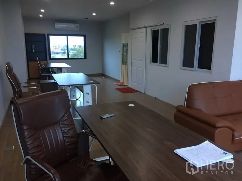 带办公室的家 出租或出售在Prawet, Bangkok - 开放式办公楼层，配办公桌、行政椅、窗户与嵌入式顶灯。