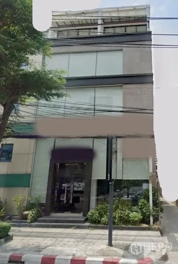 办公空间 出租在Pathum Wan, Bangkok - 曼谷市中心临街玻璃幕墙低层商业楼外观