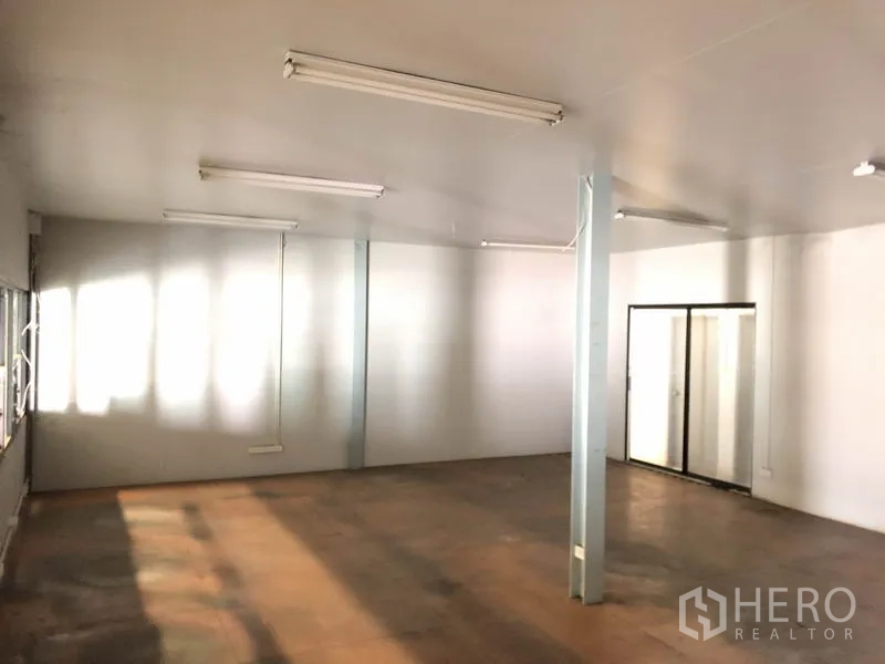 货栈 出租在Pathum Thani - 仓库内的整洁办公室，设窗户、日光灯与推拉玻璃门。